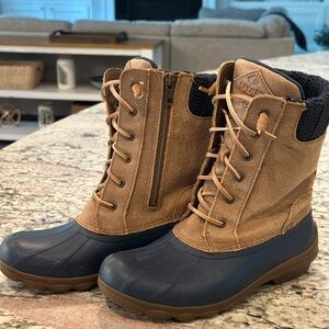 Women's Sperry boots size 6